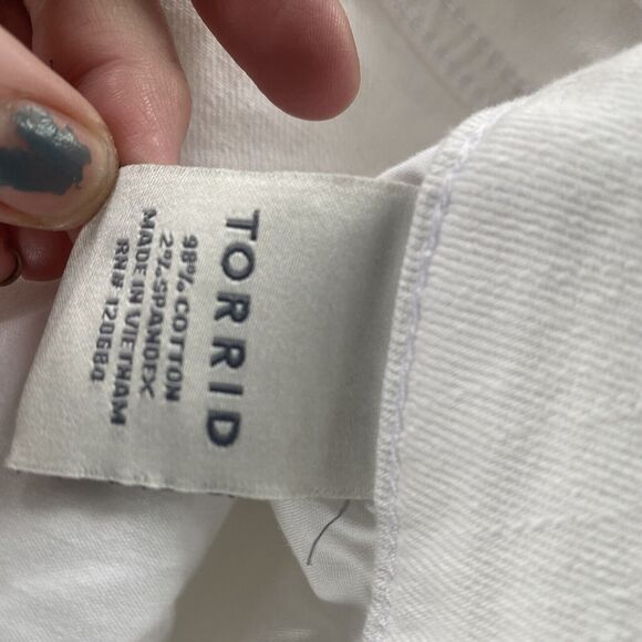 Torrid Jean Shorts White Denim Stretch High Rise Bermuda plus size 26 NEW - Picture 7 of 13